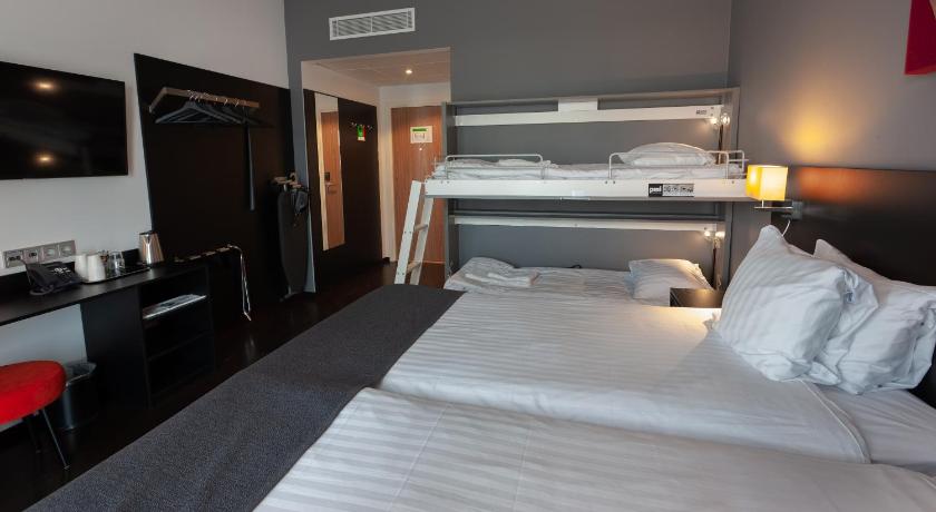 2 Single 1 Single Bunkbed, Nonsmoking, Premium Room 이미지 8