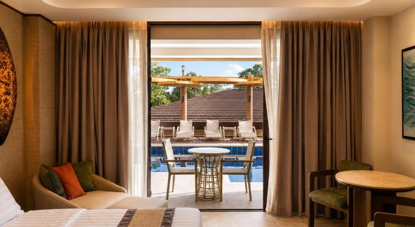 Image of Grand Premier Pool Access 3