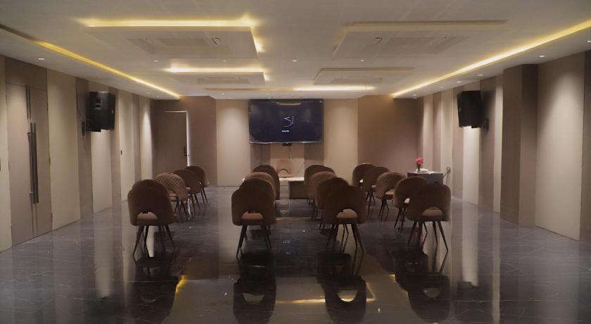 Melange Hotel - Golf course Road - image 10