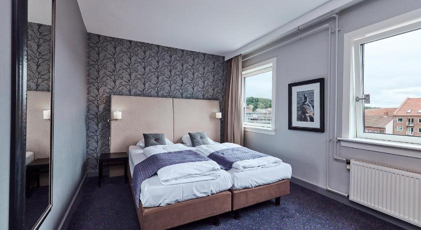 Image of Commodore Room 0
