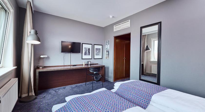 Image of Commodore Room 8