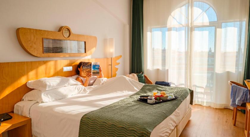 รูปของคอมฟอร์ต เตียงใหญ่หรือเตียงแฝด (Comfort Double or Twin Room) 0