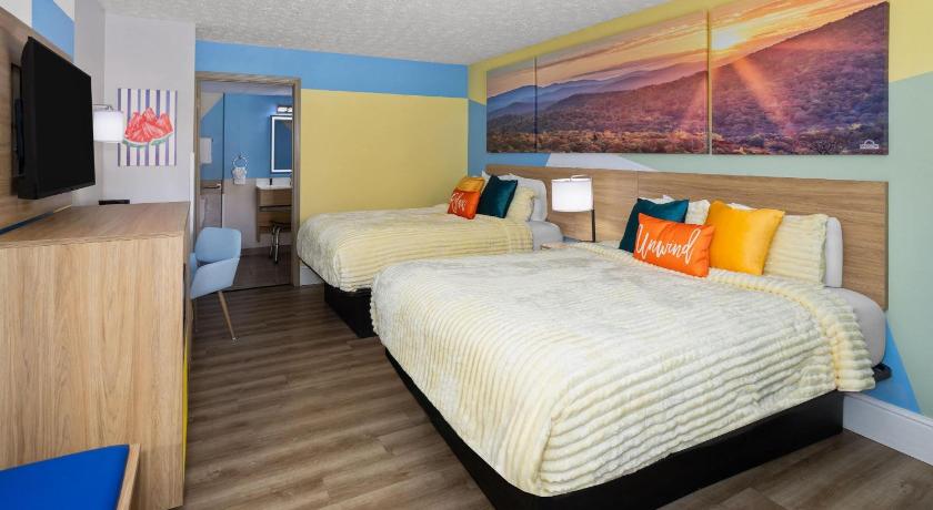 Image of 2 Queen Beds, Mobility Accessible Room, Bathtub W/ Grab Bars, Non-Smoking 2