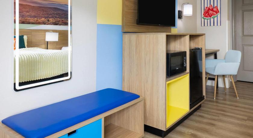 Image of 2 Queen Beds, Mobility Accessible Room, Bathtub W/ Grab Bars, Non-Smoking 3