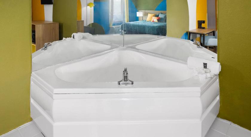 Image of 1 King Bed, Deluxe, Non-Smoking 3