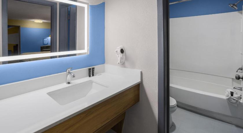 Image of 4 Queen Beds, Two-Bedroom, Family Suite, Non-Smoking 5