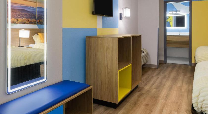 Image of 4 Queen Beds, Two-Bedroom, Family Suite, Non-Smoking 2
