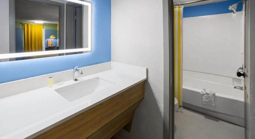 Image of 3 Queen Beds, Suite, Non-Smoking 2