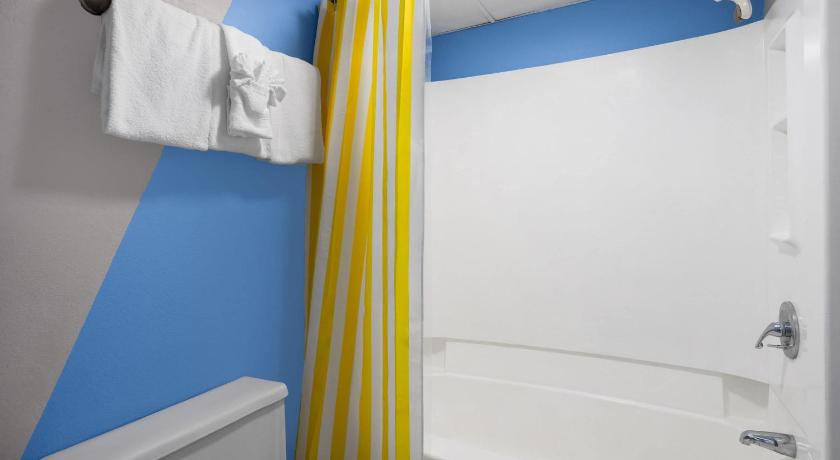 Image of 3 Queen Beds, Suite, Non-Smoking 4