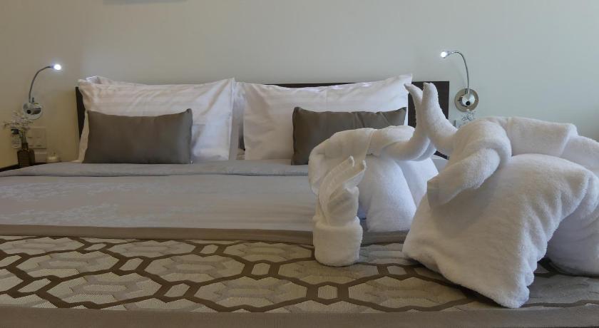 Image of President Suite Pool View 7