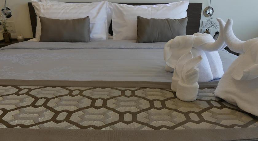 Image of President Suite Pool View 5