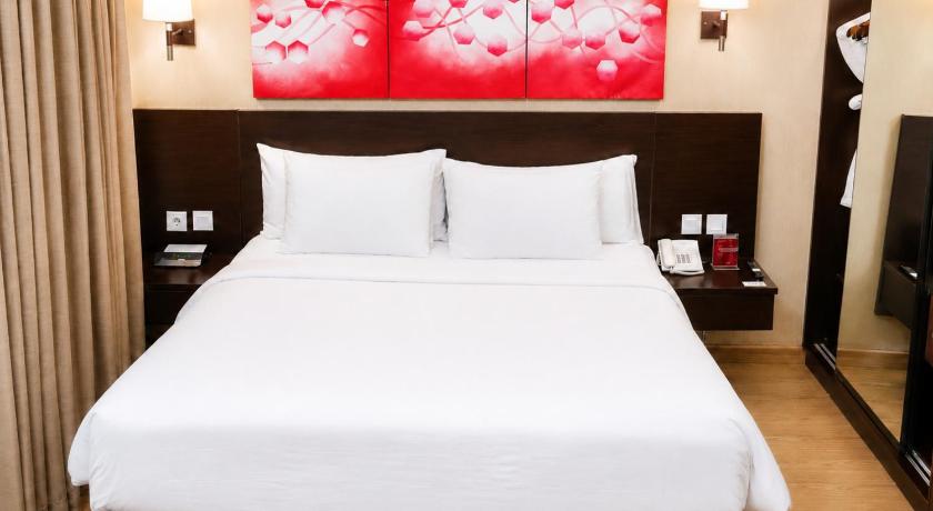 Image of 1 Queen Bed, Nonsmoking, Junior Suite, Sofabed 4