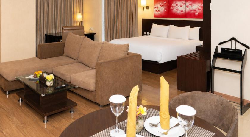 Image of 1 Queen Bed, Nonsmoking, Junior Suite, Sofabed 3