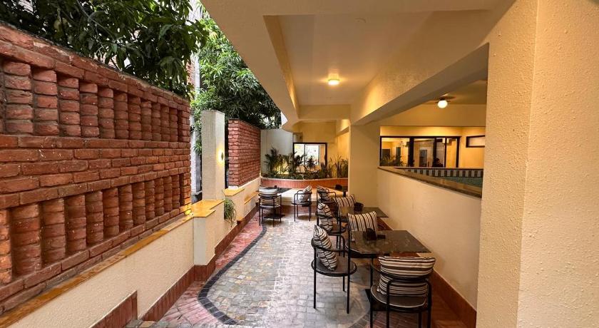 The Four Stories - Luxury Near the Lake - image 8