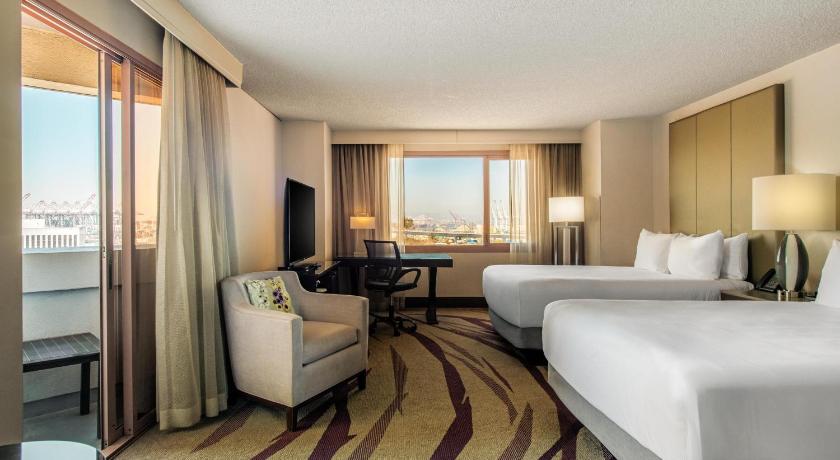 Image of 2 queen beds with small juliette balcony 0