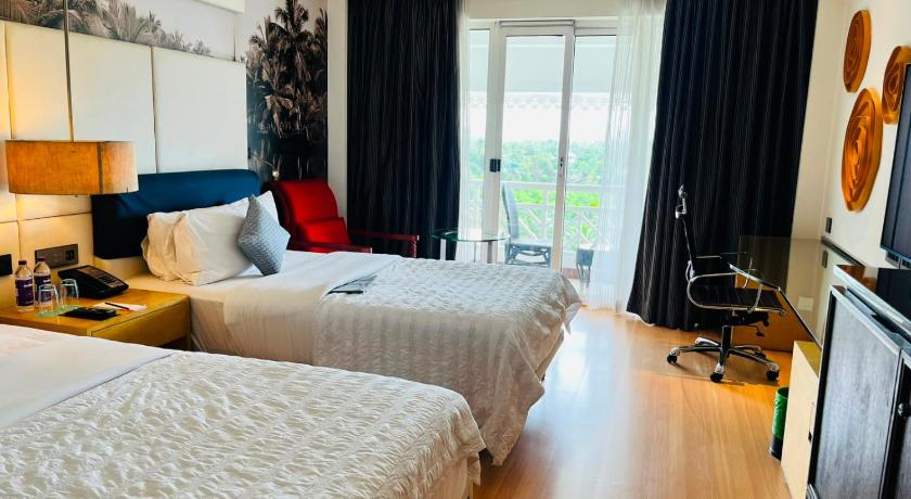 Image of Club level, Guest room, 2 Twin, City view 1