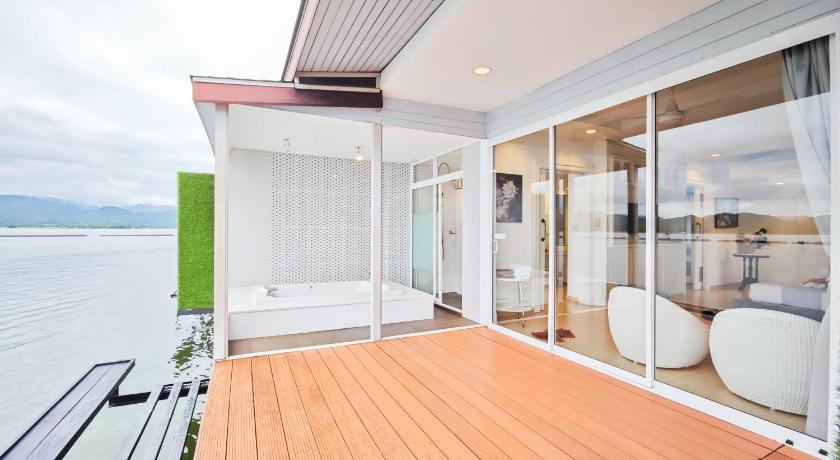 Image of Island Grand Room with Jacuzzi 1