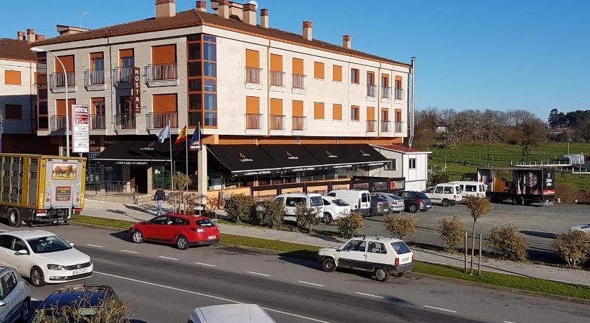 Hostal CASASNOVAS — Hotel in Silleda