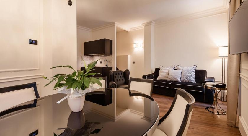 Image of One-Bedroom Apartment (5 Adults) - Split Level - Separate Building 6