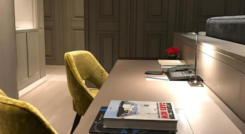 Image of Junior Suite with Hi-Tea & Club Lounge Access, 15% Dis on Laundry & 20% Dis on Spa, 2 way Airport Transfer, Late Check-out till 1 PM, Floor Butler Service 4