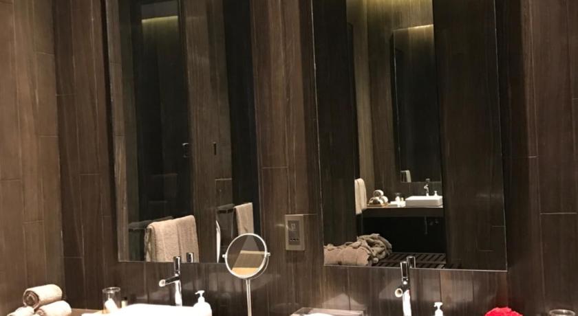 Image of Terrace Suite with Hi-Tea & Club Lounge Access, 15% Dis on Laundry & 20% Dis on Spa, 2 way Airport Transfer, Late Check-out till 1 PM, 30 minute Spa, Floor Butler Service 2