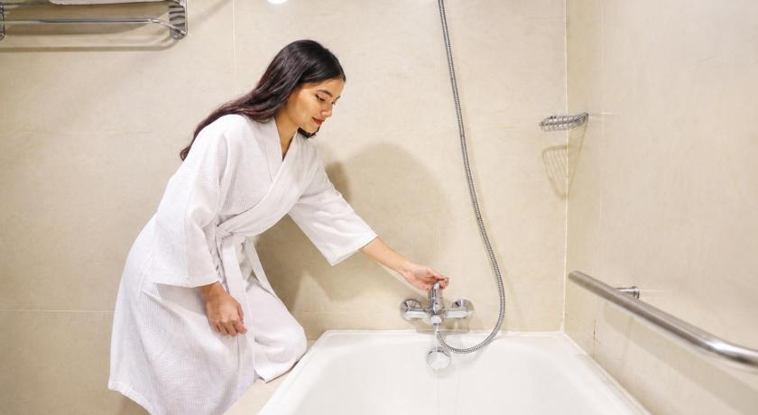 Image of Suite - 1 Double Bed, Smoking Room, Corner Room, Bathtub And Shower 5