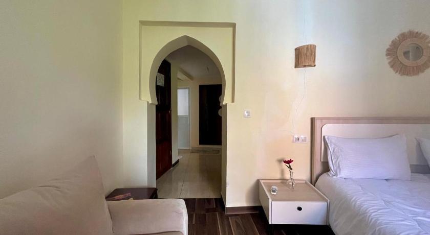 Image of Deluxe Queen Suite 12