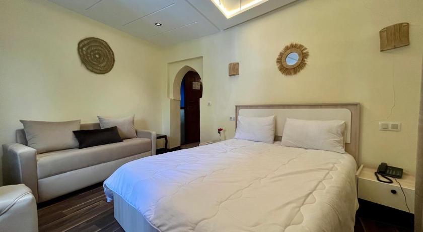 Image of Deluxe Queen Suite 11