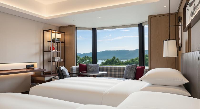 Image of 2 Twin Beds, West Lake View 1