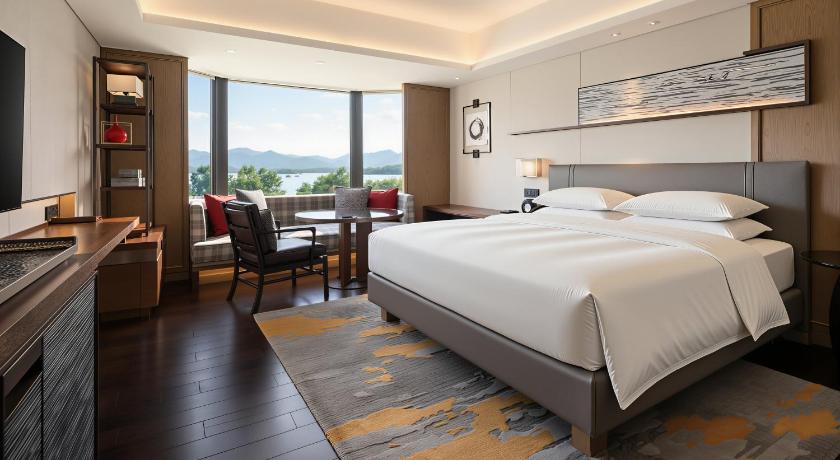 Image of 1 King Bed, West Lake View 0