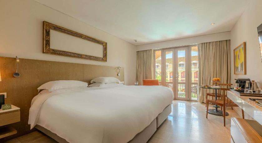 รูปของSuperior King Room with Balcony and Pool View 0