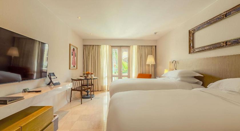 รูปของSuperior Room with Balcony and Pool View 5