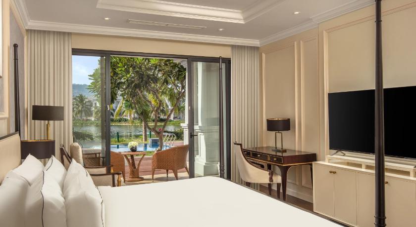 صورة Four-Bedroom Villa with Lake View and Private Pool 4