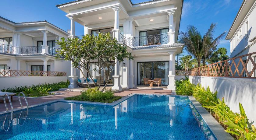 صورة Four-Bedroom Villa with Lake View and Private Pool 3