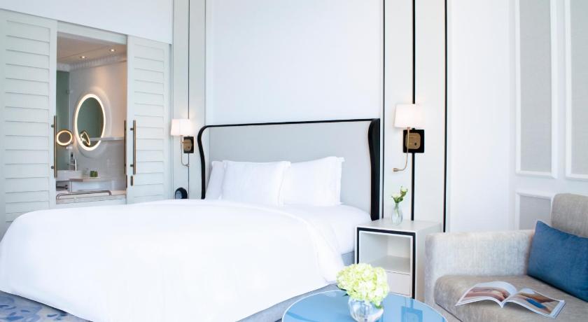 Image of Superior Room Staycation with breakfast & dinner at AOC restaurant (chef's choice of buffet or set menu) 1