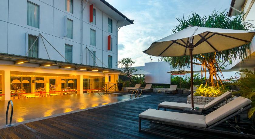 バリ HARRIS Hotel & Conventions Denpasar Bali 4つ星 ホテル 外観