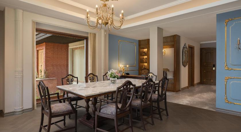 Image of Regal Suite, Club lounge access, Suite, Bedroom 1: 1 King, Bedroom 2: 2 Double, Garden view 7