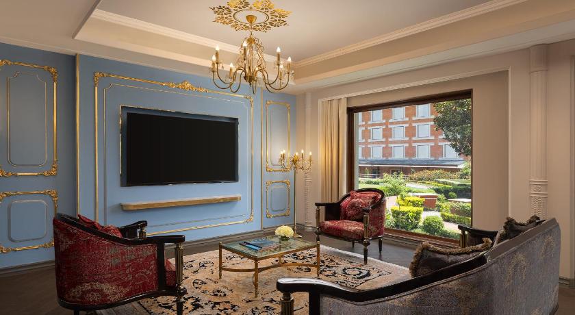 Image of Regal Suite, Club lounge access, Suite, Bedroom 1: 1 King, Bedroom 2: 2 Double, Garden view 5