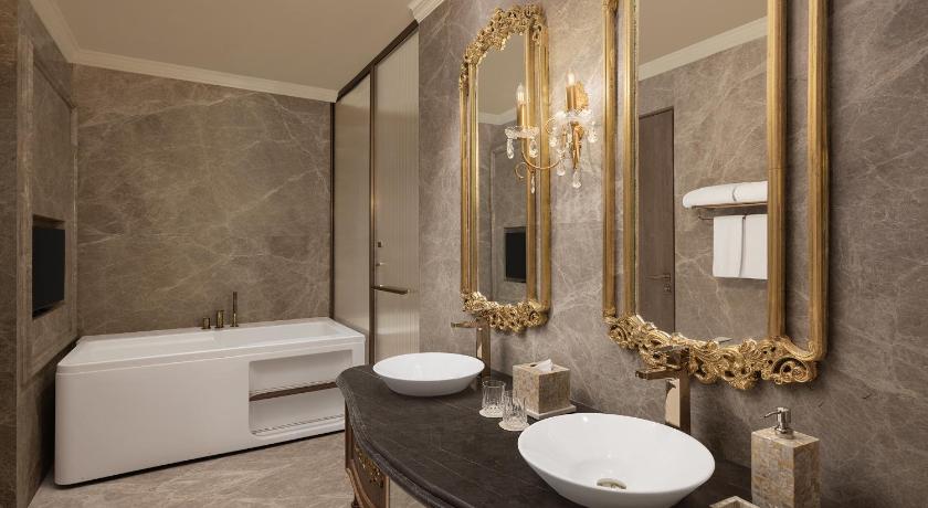 Image of Regal Suite, Club lounge access, Suite, Bedroom 1: 1 King, Bedroom 2: 2 Double, Garden view 2