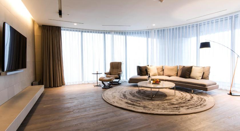 Image of Executive Suite 6