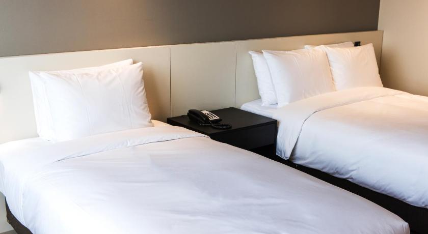 Image of Deluxe Twin 13