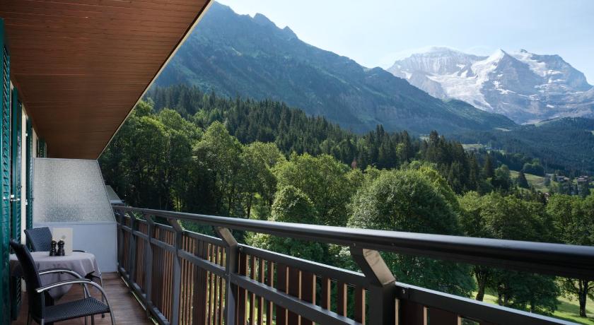 Фото: Семейный номер Делюкс с видом на горы и балконом (Deluxe Family Room with Mountain View and balcony) 1