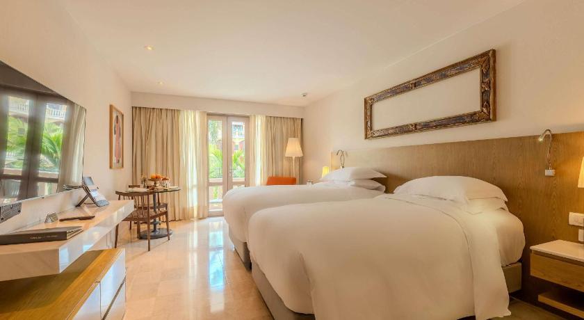 รูปของSuperior Room with Balcony and Pool View 0