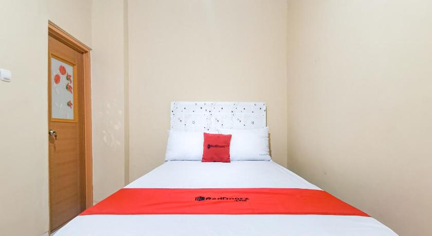 RedDoorz near RS Sari Asih Karawaci - image 11
