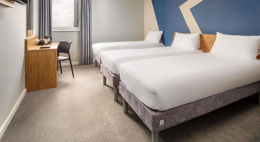 Image of Standard Room with 3 single beds 1