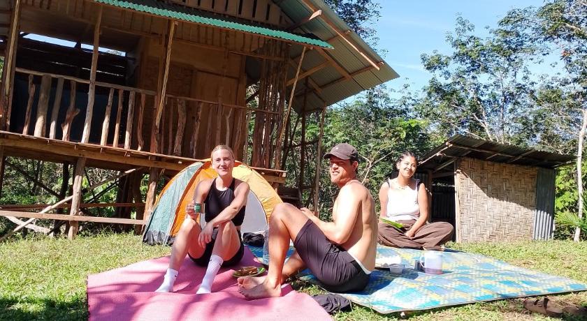 Tampilan WOOD CABIN LODGE IN THE FOREST book here treking with us