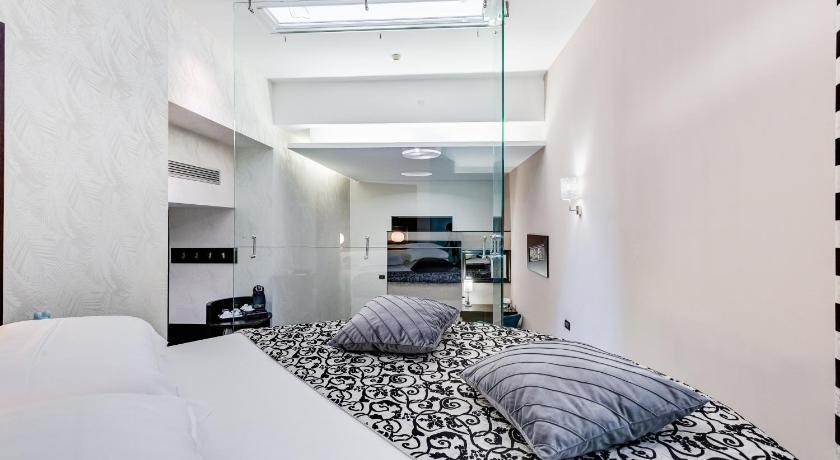 Image of King Suite with Round Bed, Sofa Bed and Hot Tub 1
