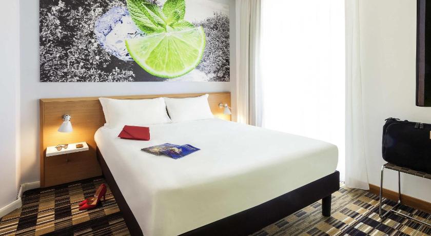 Image of Standard Room with 1 Double Bed and 1 Single Bed 0