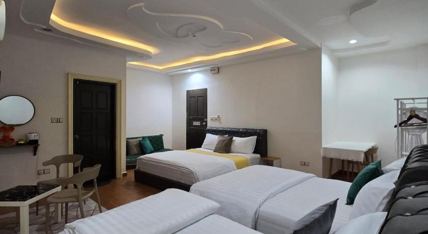 Image of Family Room with Private Bathroom 3