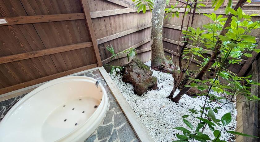 那須森音ヴィラ 露天風呂 広々ウッドデッキ付き